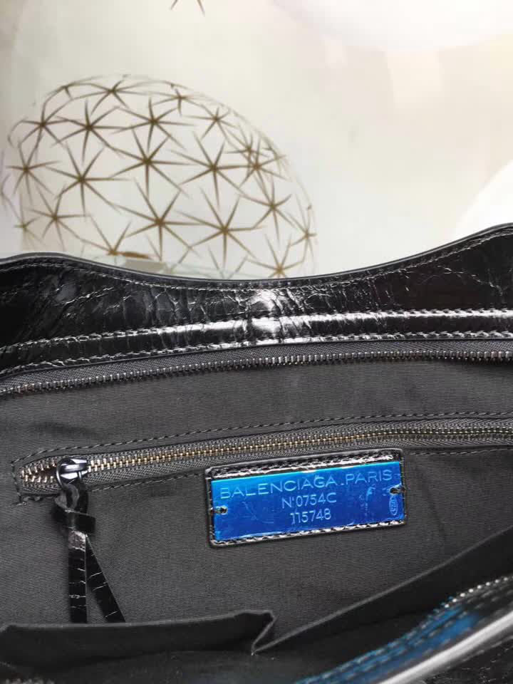 BALENCIAG巴黎世家 經典款 義大利進口原版油蠟頭層牛皮 古銅釘黑色 時尚百搭 手提肩背斜挎包  BL1309